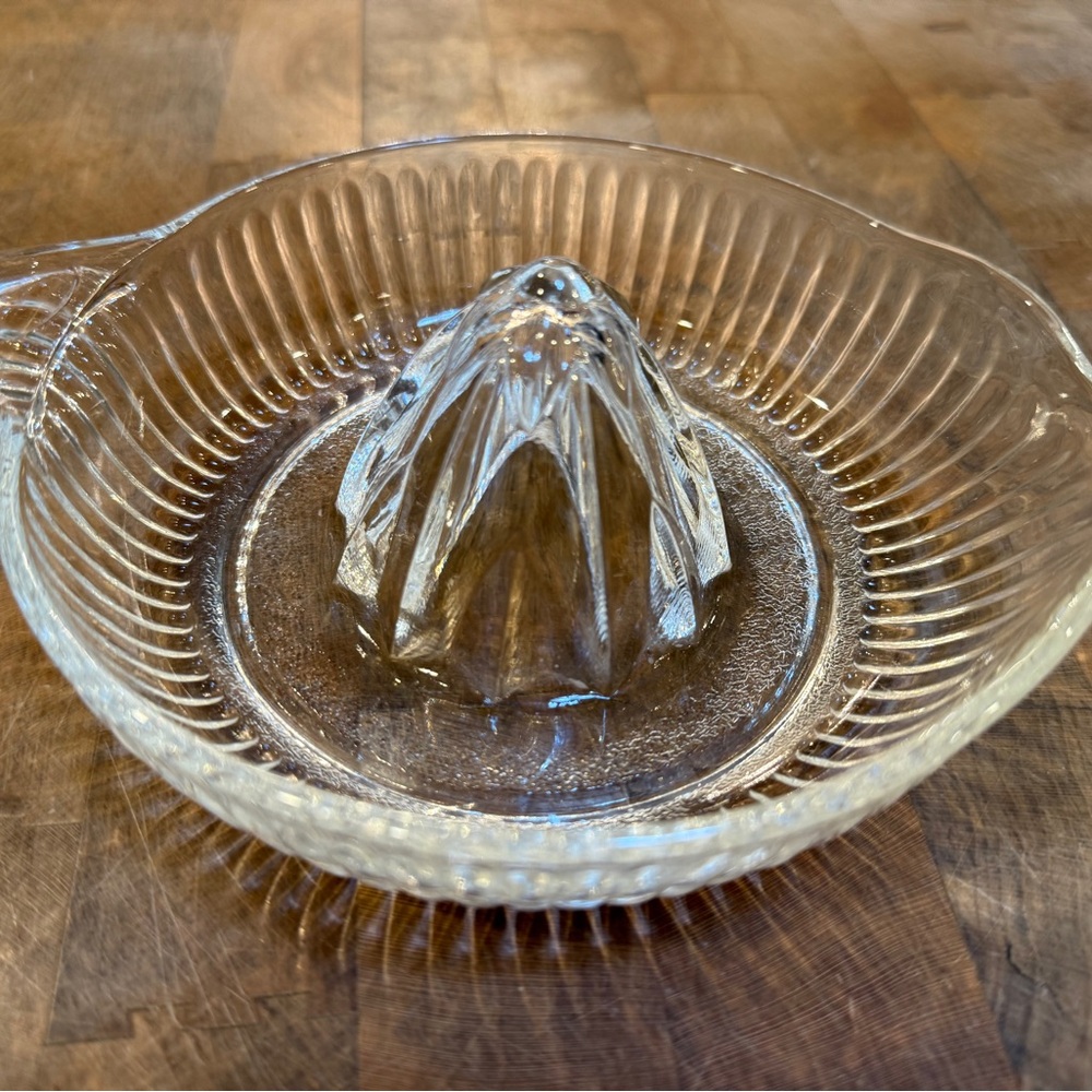 Vintage Clear Glass Lemon Citrus Juicer Classic Home Dining Reamer - Picture 2 of 13